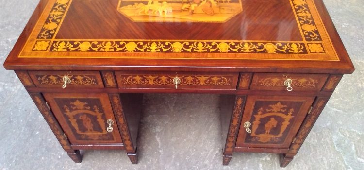 Scrivania diplomatica prima e dopo il restauro Scrivania diplomatica prima e dopo il restauro